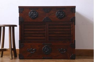 中古　美品　伝統民芸家具　岩谷堂　ボリュームのある南部鉄器金具が印象的な車箪笥
