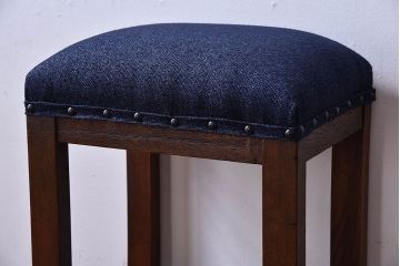 レトロ家具　昭和レトロ　古いナラ材のクッション座面角スツール(椅子、チェア)