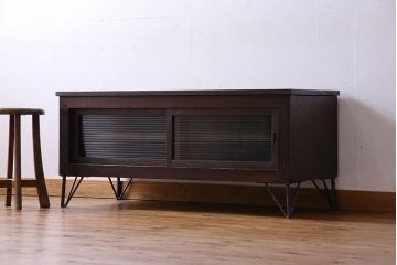 アンティーク家具　和製アンティーク　栗材　モールガラス入りの鉄脚付きローボード(TVボード、テレビボード)