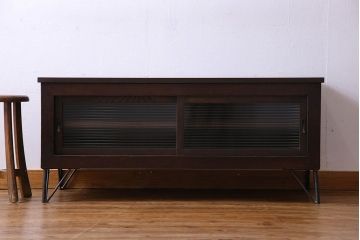 アンティーク家具　和製アンティーク　栗材　モールガラス入りの鉄脚付きローボード(TVボード、テレビボード)
