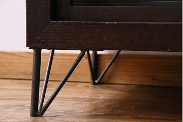 アンティーク家具　和製アンティーク　栗材　モールガラス入りの鉄脚付きローボード(TVボード、テレビボード)