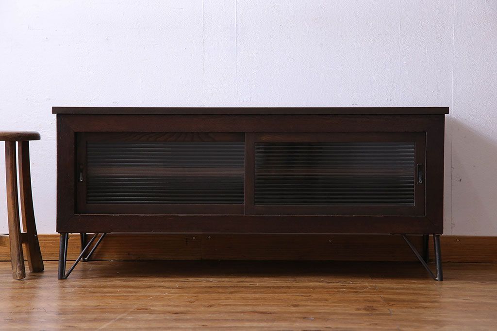 アンティーク家具　和製アンティーク　栗材　モールガラス入りの鉄脚付きローボード(TVボード、テレビボード)