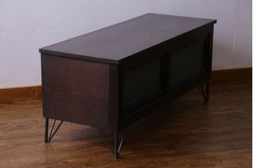 アンティーク家具　和製アンティーク　栗材　モールガラス入りの鉄脚付きローボード(TVボード、テレビボード)