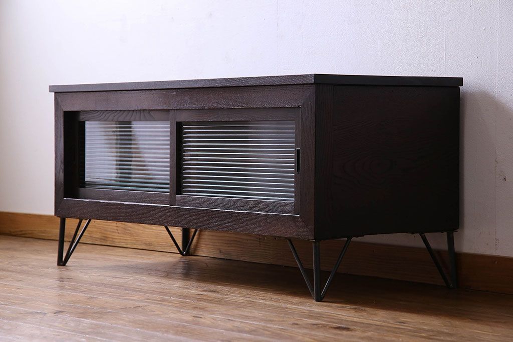 アンティーク家具　和製アンティーク　栗材　モールガラス入りの鉄脚付きローボード(TVボード、テレビボード)