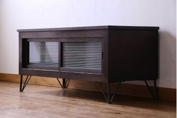 アンティーク家具　和製アンティーク　栗材　モールガラス入りの鉄脚付きローボード(TVボード、テレビボード)