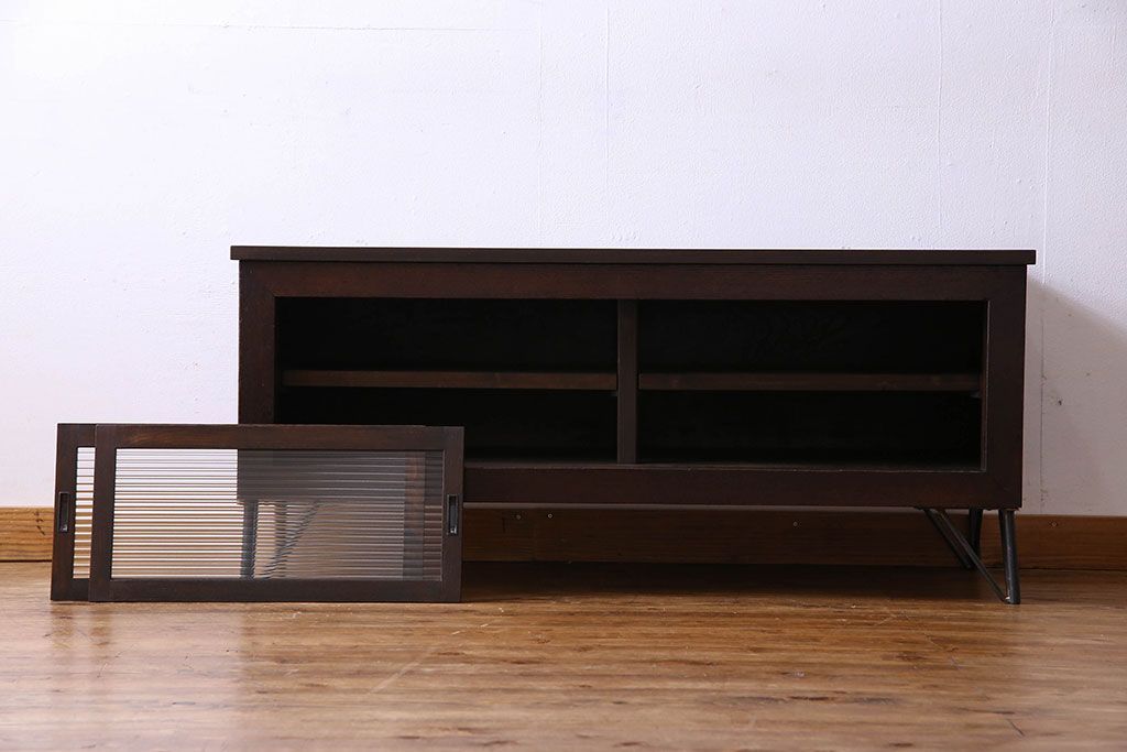 アンティーク家具　和製アンティーク　栗材　モールガラス入りの鉄脚付きローボード(TVボード、テレビボード)