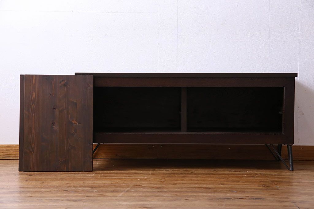 アンティーク家具　和製アンティーク　栗材　モールガラス入りの鉄脚付きローボード(TVボード、テレビボード)