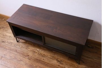 アンティーク家具　和製アンティーク　栗材　モールガラス入りの鉄脚付きローボード(TVボード、テレビボード)