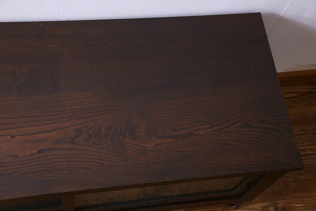 アンティーク家具　和製アンティーク　栗材　モールガラス入りの鉄脚付きローボード(TVボード、テレビボード)