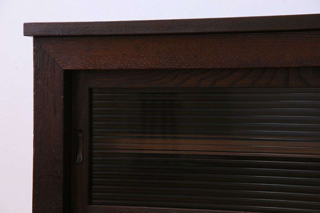 アンティーク家具　和製アンティーク　栗材　モールガラス入りの鉄脚付きローボード(TVボード、テレビボード)