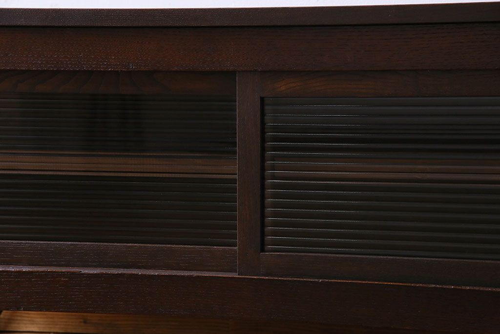 アンティーク家具　和製アンティーク　栗材　モールガラス入りの鉄脚付きローボード(TVボード、テレビボード)