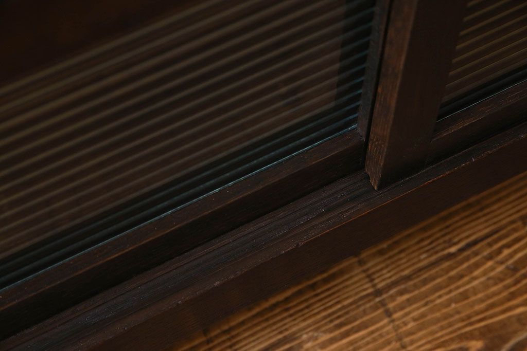 アンティーク家具　和製アンティーク　栗材　モールガラス入りの鉄脚付きローボード(TVボード、テレビボード)