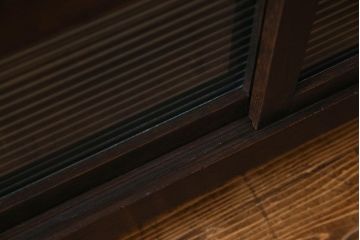 アンティーク家具　和製アンティーク　栗材　モールガラス入りの鉄脚付きローボード(TVボード、テレビボード)