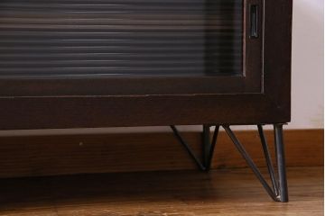 アンティーク家具　和製アンティーク　栗材　モールガラス入りの鉄脚付きローボード(TVボード、テレビボード)