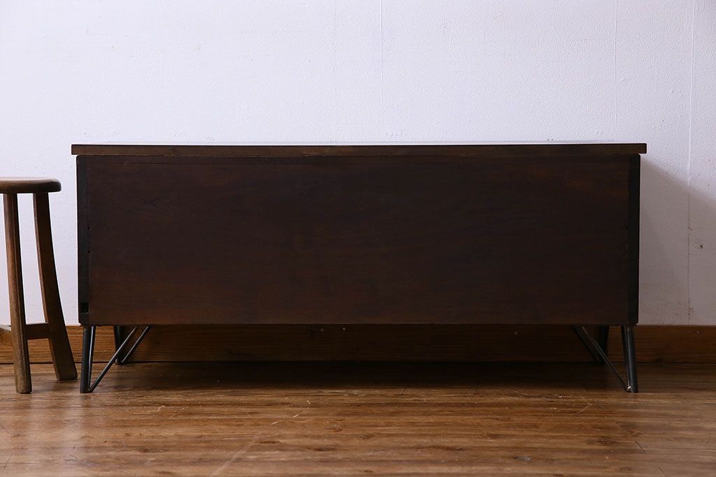 アンティーク家具　和製アンティーク　栗材　モールガラス入りの鉄脚付きローボード(TVボード、テレビボード)