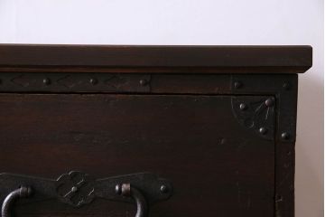 アンティーク家具　和製アンティーク　棚・脚付き　深みのある色合いの時代箪笥サイドボード(脚付きチェスト、衣装箪笥)