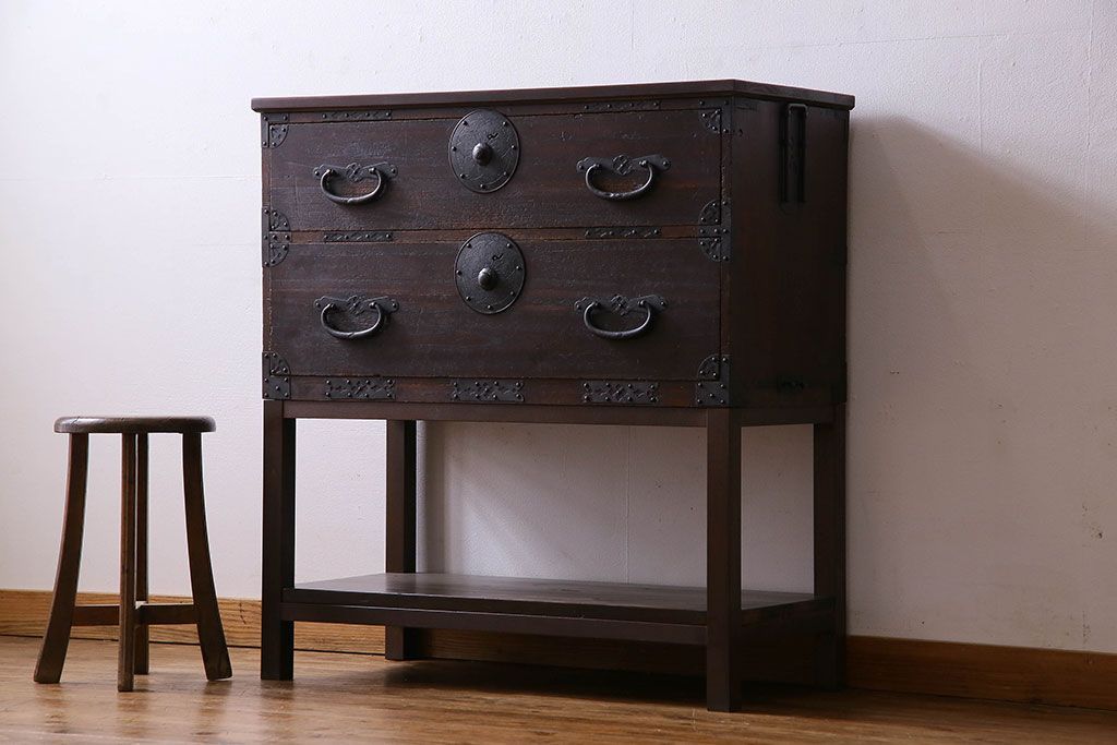 アンティーク家具　和製アンティーク　棚・脚付き　深みのある色合いの時代箪笥サイドボード(脚付きチェスト、衣装箪笥)