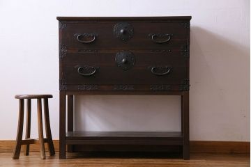 アンティーク家具　和製アンティーク　棚・脚付き　深みのある色合いの時代箪笥サイドボード(脚付きチェスト、衣装箪笥)