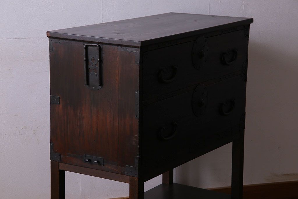 アンティーク家具　和製アンティーク　棚・脚付き　深みのある色合いの時代箪笥サイドボード(脚付きチェスト、衣装箪笥)