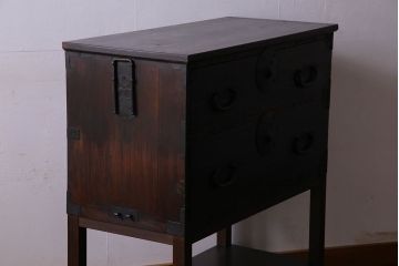 アンティーク家具　和製アンティーク　棚・脚付き　深みのある色合いの時代箪笥サイドボード(脚付きチェスト、衣装箪笥)