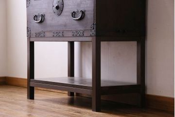 アンティーク家具　和製アンティーク　棚・脚付き　深みのある色合いの時代箪笥サイドボード(脚付きチェスト、衣装箪笥)