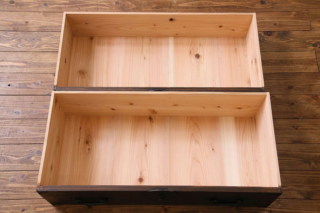 アンティーク家具　和製アンティーク　棚・脚付き　深みのある色合いの時代箪笥サイドボード(脚付きチェスト、衣装箪笥)