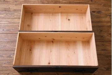 アンティーク家具　和製アンティーク　棚・脚付き　深みのある色合いの時代箪笥サイドボード(脚付きチェスト、衣装箪笥)