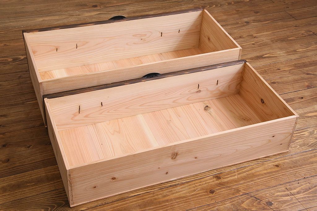 アンティーク家具　和製アンティーク　棚・脚付き　深みのある色合いの時代箪笥サイドボード(脚付きチェスト、衣装箪笥)