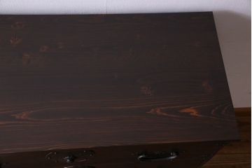 アンティーク家具　和製アンティーク　棚・脚付き　深みのある色合いの時代箪笥サイドボード(脚付きチェスト、衣装箪笥)