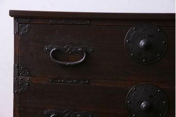 アンティーク家具　和製アンティーク　棚・脚付き　深みのある色合いの時代箪笥サイドボード(脚付きチェスト、衣装箪笥)