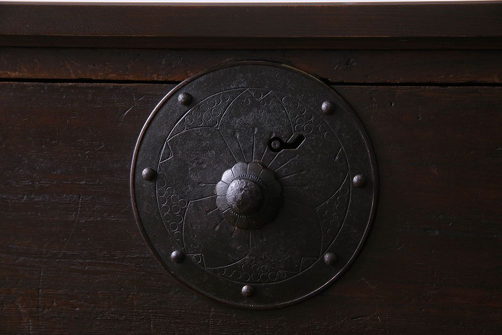 アンティーク家具　和製アンティーク　棚・脚付き　深みのある色合いの時代箪笥サイドボード(脚付きチェスト、衣装箪笥)