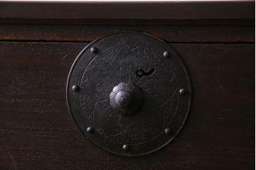 アンティーク家具　和製アンティーク　棚・脚付き　深みのある色合いの時代箪笥サイドボード(脚付きチェスト、衣装箪笥)