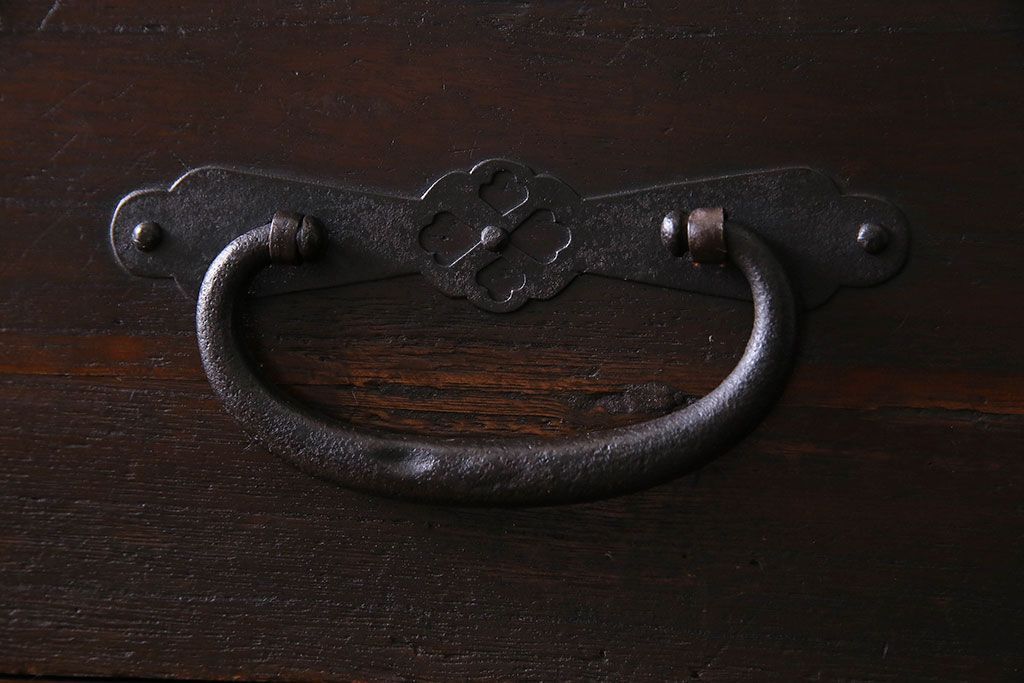 アンティーク家具　和製アンティーク　棚・脚付き　深みのある色合いの時代箪笥サイドボード(脚付きチェスト、衣装箪笥)