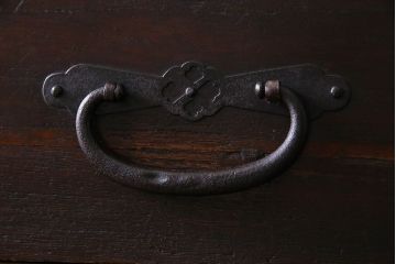 アンティーク家具　和製アンティーク　棚・脚付き　深みのある色合いの時代箪笥サイドボード(脚付きチェスト、衣装箪笥)