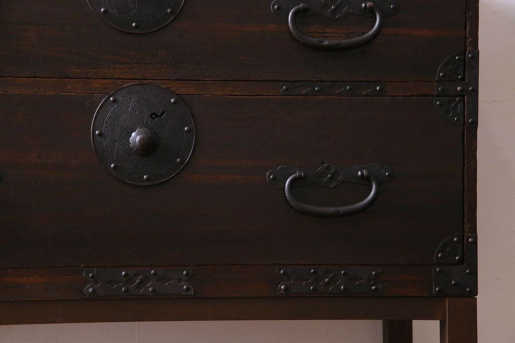 アンティーク家具　和製アンティーク　棚・脚付き　深みのある色合いの時代箪笥サイドボード(脚付きチェスト、衣装箪笥)