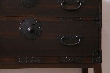 アンティーク家具　和製アンティーク　棚・脚付き　深みのある色合いの時代箪笥サイドボード(脚付きチェスト、衣装箪笥)