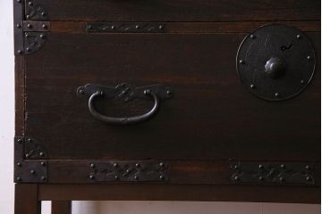 アンティーク家具　和製アンティーク　棚・脚付き　深みのある色合いの時代箪笥サイドボード(脚付きチェスト、衣装箪笥)