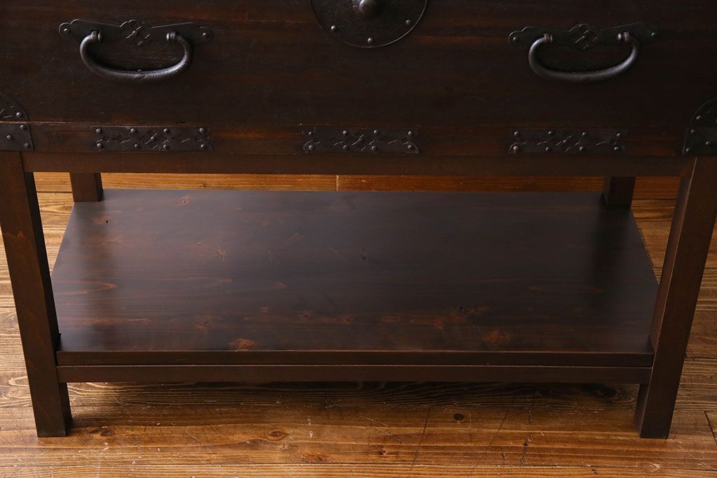 アンティーク家具　和製アンティーク　棚・脚付き　深みのある色合いの時代箪笥サイドボード(脚付きチェスト、衣装箪笥)