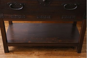 アンティーク家具　和製アンティーク　棚・脚付き　深みのある色合いの時代箪笥サイドボード(脚付きチェスト、衣装箪笥)
