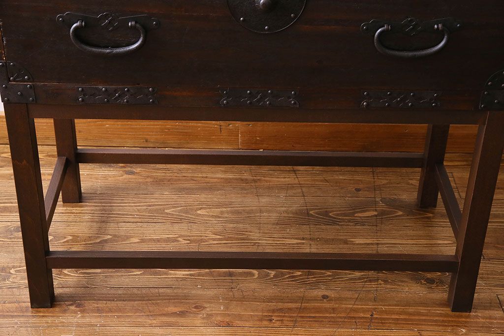 アンティーク家具　和製アンティーク　棚・脚付き　深みのある色合いの時代箪笥サイドボード(脚付きチェスト、衣装箪笥)