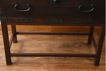 アンティーク家具　和製アンティーク　棚・脚付き　深みのある色合いの時代箪笥サイドボード(脚付きチェスト、衣装箪笥)