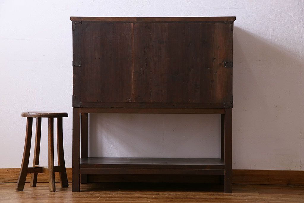 アンティーク家具　和製アンティーク　棚・脚付き　深みのある色合いの時代箪笥サイドボード(脚付きチェスト、衣装箪笥)