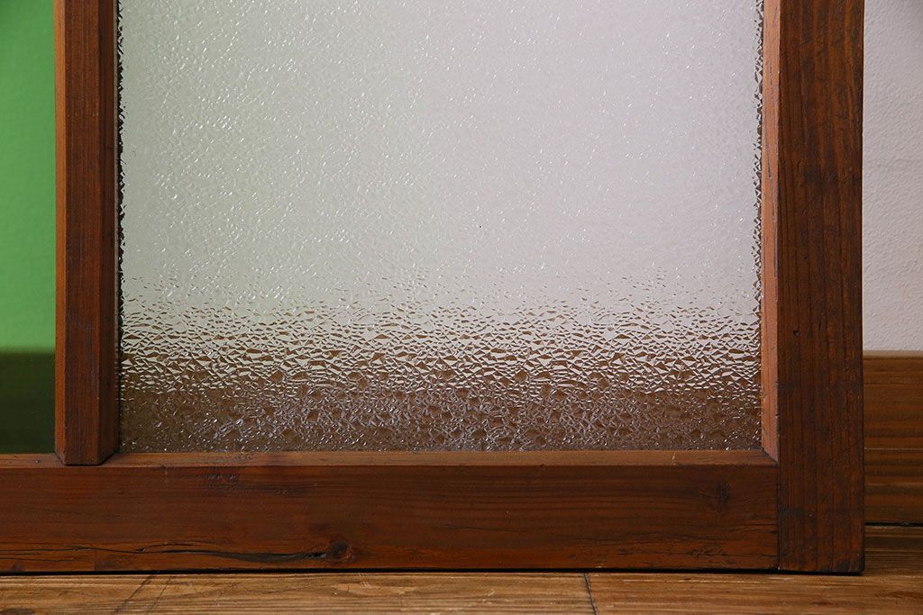 昭和レトロ　ダイヤガラスと色ガラスが魅力的な明り取り(明かり取り、フィックス窓、はめ殺し戸)