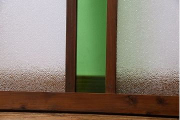 昭和レトロ　ダイヤガラスと色ガラスが魅力的な明り取り(明かり取り、フィックス窓、はめ殺し戸)