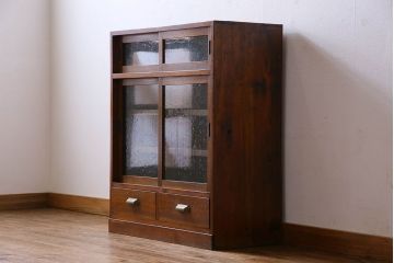 アンティーク家具　和製アンティーク　気泡ガラスがおしゃれな小振りのキャビネット(戸棚、収納棚)