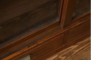 アンティーク家具　和製アンティーク　気泡ガラスがおしゃれな小振りのキャビネット(戸棚、収納棚)