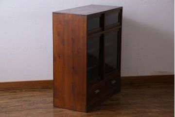 アンティーク家具　和製アンティーク　気泡ガラスがおしゃれな小振りのキャビネット(戸棚、収納棚)