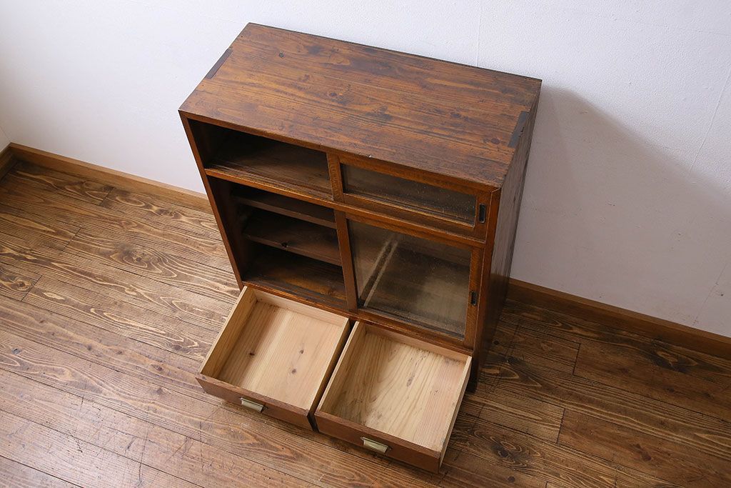 アンティーク家具　和製アンティーク　気泡ガラスがおしゃれな小振りのキャビネット(戸棚、収納棚)