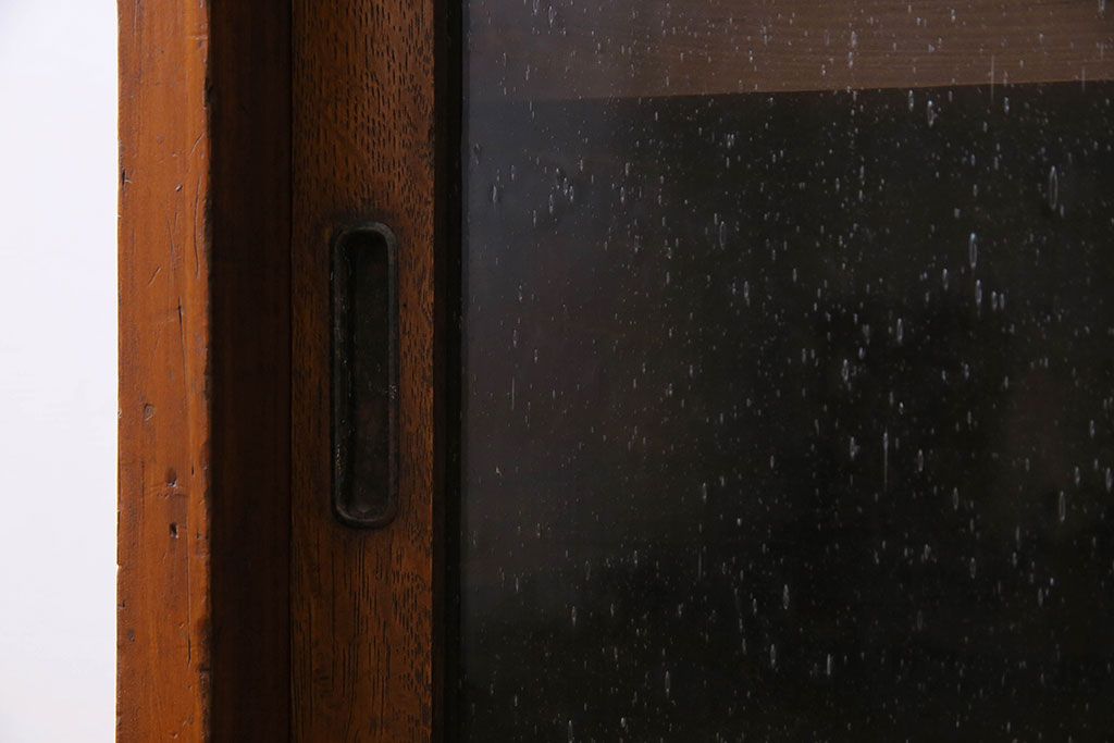 アンティーク家具　和製アンティーク　気泡ガラスがおしゃれな小振りのキャビネット(戸棚、収納棚)