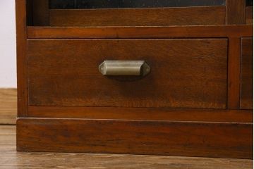 アンティーク家具　和製アンティーク　気泡ガラスがおしゃれな小振りのキャビネット(戸棚、収納棚)